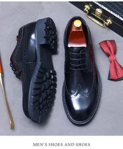 Gros plan de chaussures Derby noires avec motifs brogues et semelles épaisses en caoutchouc