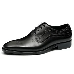 Chaussures richelieus classiques en cuir noir avec bout fleuri élégant et détails brogues