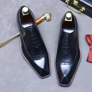 Klassische schwarze Leder-Oxfordschuhe für Herren mit Brogue-Verzierung und Accessoires
