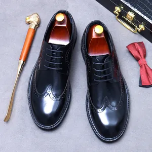 Chaussures Derby richelieu en cuir noir poli avec détails sculptés et embauchoirs