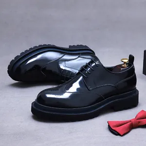 Klassieke zwarte leren brogues met dikke zolen, schoenspanners en een vlinderdas