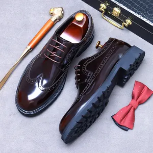 Chaussures richelieus en cuir marron foncé pour hommes avec semelle épaisse en caoutchouc