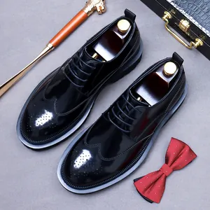 Klassieke zwarte lederen brogues met fijn gesneden details en dikke zool heren