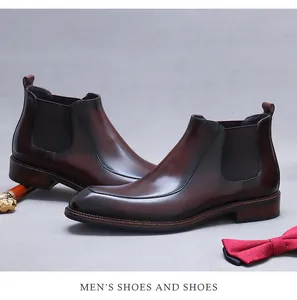 Detail von braunen Chelsea-Boots aus Leder mit Vintage-Finish und Elasteinsätzen