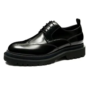 Gepolijste zwarte brogue schoenen met klassiek snijwerk en dikke rubberen zolen