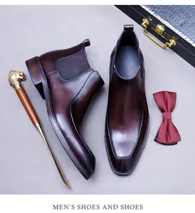 Detailansicht der burgunderroten Leder-Chelsea-Boots mit goldenem Schuhlöffel und Fliege