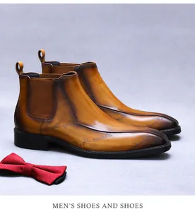 Détail de bottines Chelsea en cuir marron vintage avec gravure laser et bande élastique