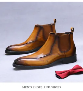 Gros plan de bottines Chelsea en cuir fauve avec patine vintage et lettrage décoratif chic
