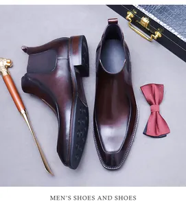 Detail von dunkelbraunen Chelsea-Boots aus Leder mit poliertem Finish und Gummizügen