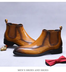 Détail des bottines Chelsea en cuir poli avec imprimé script et élastique sur le côté