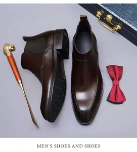 Dettaglio degli stivaletti Chelsea da uomo marrone scuro con cuciture decorative e punta quadra