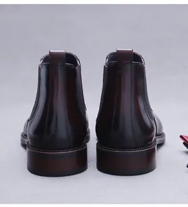 Rückansicht dunkelbrauner Chelsea-Boots aus Leder mit elastischen Einsätzen und Zuglasche