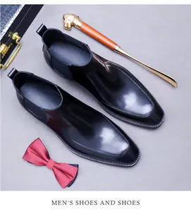Poliertes schwarzes Leder Chelsea-Boots mit rotem Sohlenrand und elastischem Einsatz