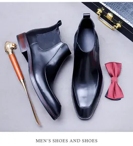 Klassische schwarze Chelsea-Boots aus Leder mit Stretcheinsatz und Absatz in Holzoptik