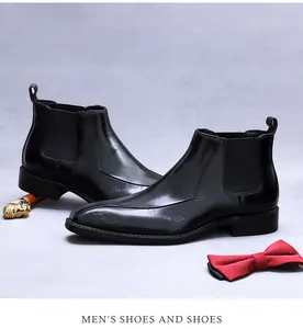 Détail de la bottine Chelsea en cuir noir avec texte en relief et panneau élastique