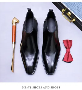 Vue détaillée des bottines Chelsea en cuir verni noir avec bout carré et bande élastique