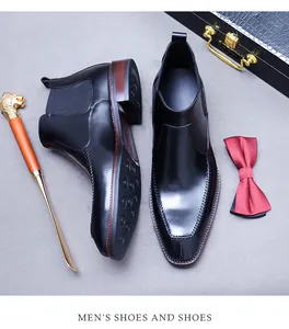 Stivaletto Chelsea in pelle nera con elastico laterale e suola marrone a contrasto