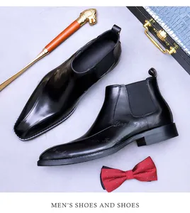 Détail de bottines Chelsea en cuir noir avec gaufrage artistique et élastique latéral