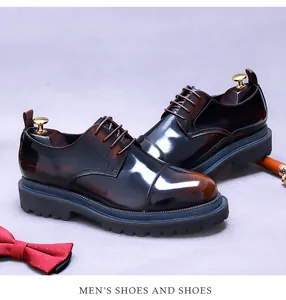 Détail de chaussure habillée en cuir dégradé marron foncé avec semelle plateforme