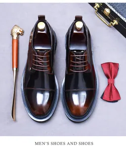 Détails de chaussures habillées en cuir marron poli pour hommes avec finition brunie à la main