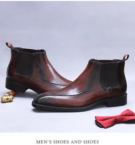 Détail de la botte Chelsea en cuir brun-rouge avec gravure laser et bande élastique