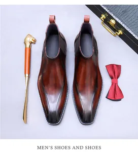 Vue de dessus de bottines Chelsea en cuir marron avec chausse-pied et mallette de luxe