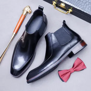 Poliertes schwarzes Leder Chelsea Boots mit spitzer Zehenpartie und Holzabsatz