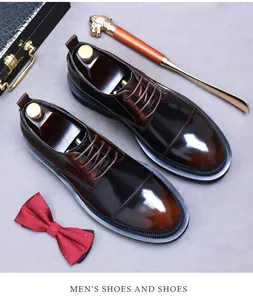 Chaussures Oxford marron avec chausse-pied lion et mallette sur fond gris texturé