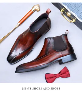 Détail d'une bottine Chelsea en cuir avec gravure laser et texte anglais sur cuir poli brun