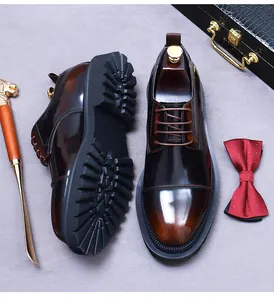 Détail de chaussures en cuir dégradé marron avec semelles épaisses en caoutchouc antidérapant