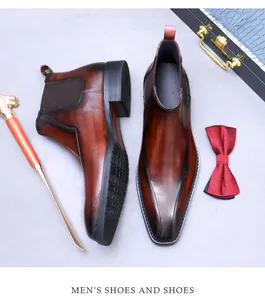 Détail de bottines Chelsea en cuir marron avec finition dégradée et gravure élégante