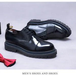 Détail de chaussures derby noires en cuir brillant avec semelle épaisse à crampons