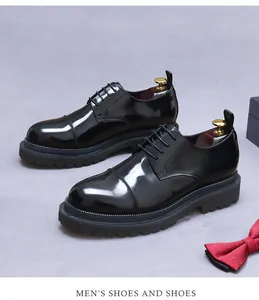 Détail d'une chaussure derby en cuir verni noir avec semelle plateforme et embauchoir
