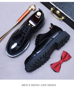 Détail de chaussures en cuir noir avec semelles crantées épaisses et accessoires chic