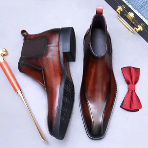 Bottines Chelsea homme en cuir poli avec finition dégradée bordeaux et noir chic
