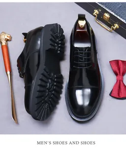 Détail de chaussures derby en cuir verni noir de qualité avec semelle crantée et accessoires