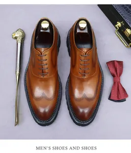Detailansicht der braunen Brogue-Schuhe aus Leder mit Lochmuster und dicker Sohle