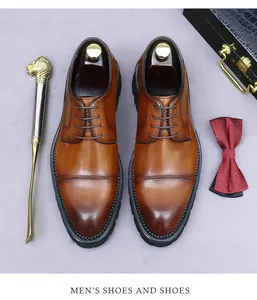 Vue de dessus de chaussures d'affaires marron en cuir avec accessoires de costume