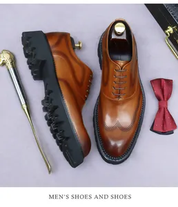 Detailansicht der braunen Brogue-Lederschuhe mit dekorativen Lochmustern für Herren
