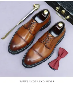 Détail macro de chaussures cap-toe en cuir marron avec fini dégradé et semelle épaisse