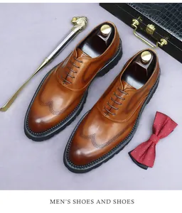 Nahaufnahme brauner Brogue-Schuhe aus Leder mit Vintage-Finish und dicker Gummisohle