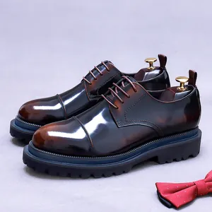 Chaussures en cuir poli marron foncé pour hommes avec semelles crantées et lacets