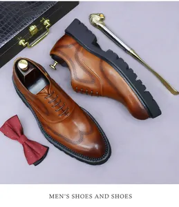 Nahaufnahme brauner Brogue-Lederschuhe mit Farbverlauf und dicker Gummisohle