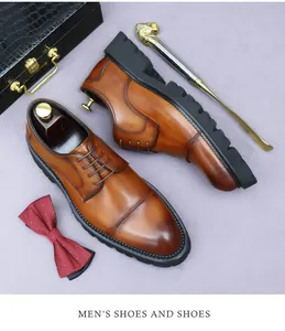 Gros plan de chaussures richelieu en cuir marron dégradé avec semelle crantée épaisse