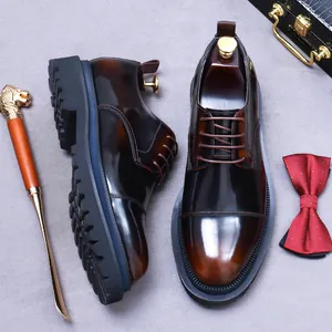 Chaussures richelieu pour homme en cuir marron foncé avec semelles compensées épaisses