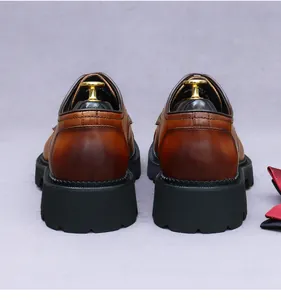 Détail de chaussures business en cuir marron avec semelles crantées et dégradé