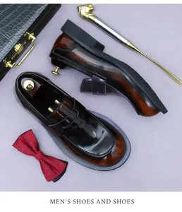 Dieprode patina lederen loafers met luxe accessoires op een elegante paarse achtergrond