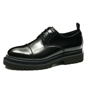 Chaussures derby à plateforme en cuir verni noir avec semelles épaisses et coutures bleues