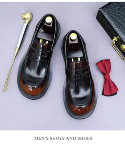 Detailopname van gepolijste leren loafers met kleurverloop en houten schoenspanners