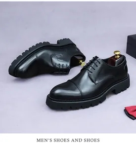 Détail de chaussures en cuir noir à bout rapporté avec semelles épaisses et coffret
